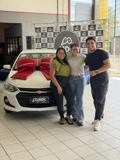 Cliente contemplada recebendo atendimento