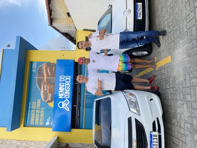Cliente contemplado em frente à unidade Menino do Consórcio